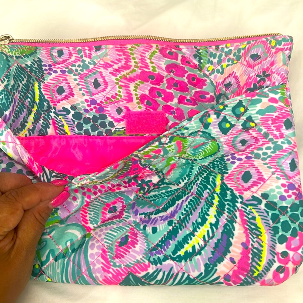 Lilly Pulitzer Printed Quilted Pouch Banana Split Clutch Makeup Bag. used once - Picture 2 of 4